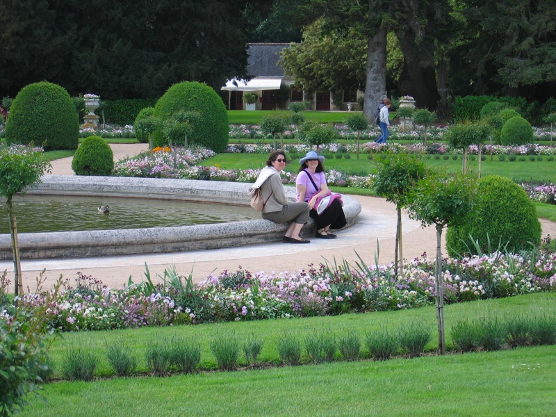 Nathalie & Elinor fail to notice