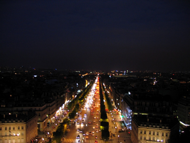 The Champs-&Eacute;lys&eacute;es at night